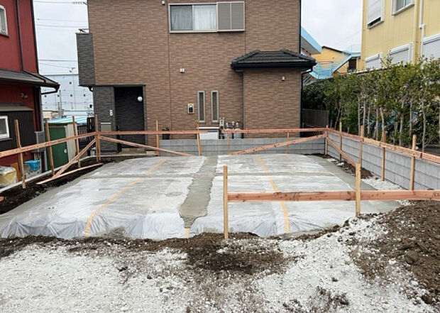【構造・工法・仕様_2】ベタ基礎とは、柱の位置に関係なく全体に基礎がある事を指し、面積が大きい分建物の重さを全体に分散できます。また、地面からの湿気や害虫を遮断でき、木造住宅で心配されるシロアリ被害を防ぐ効果も期待できます。
