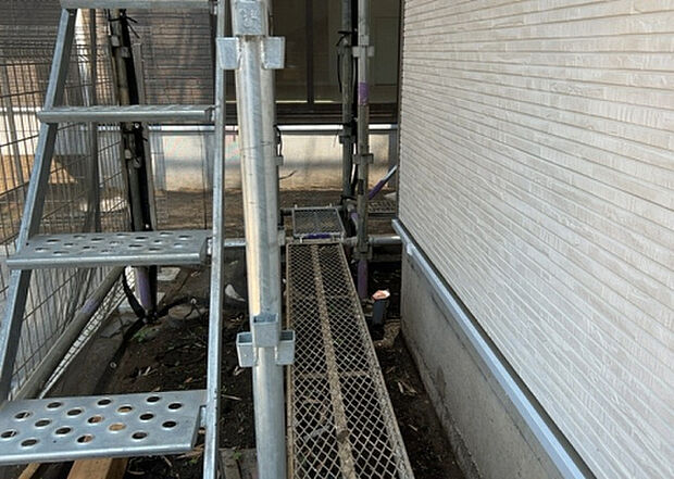 【庭_2】庭のある家に住むことのメリットとして、子どもたちの遊び場を確保できること、ガーデニングや家庭菜園を楽しめること、明るさを確保できることがあります。また、配置を工夫することでプライバシーが確保できます。