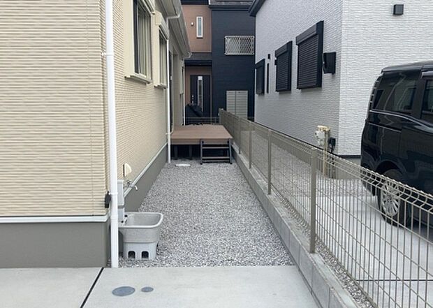 【庭】庭があることでガーデニングや家庭菜園はもちろん、こどもの遊び場やペットを放して遊ぶことができます。また、家の周囲に余裕があるということです。隣地との間があれば、十分な日当たりと、風通しが確保できます。