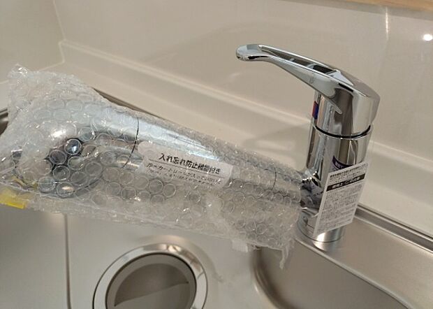 【キッチン水栓】キッチン水栓は、毎日必ず使うものだからこそ、使いやすさが重要です。シャワーヘッドの切り替えがスムーズか、吐水量が調節できるか、水しぶきが飛び散りにくい構造か、浄水機能が付いているかなど、日々の家事を快適にするための機能が数多くあります。また、デザインも多種多様なので、キッチン全体の雰囲気に合わせたものを選ぶことができます。