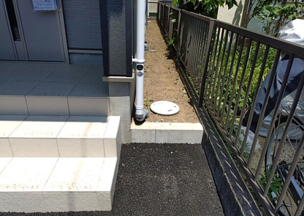 【庭】庭があることでガーデニングや家庭菜園はもちろん、こどもの遊び場やペットを放して遊ぶことができます。また、家の周囲に余裕があるということです。隣地との間があれば、十分な日当たりと、風通しが確保できます。