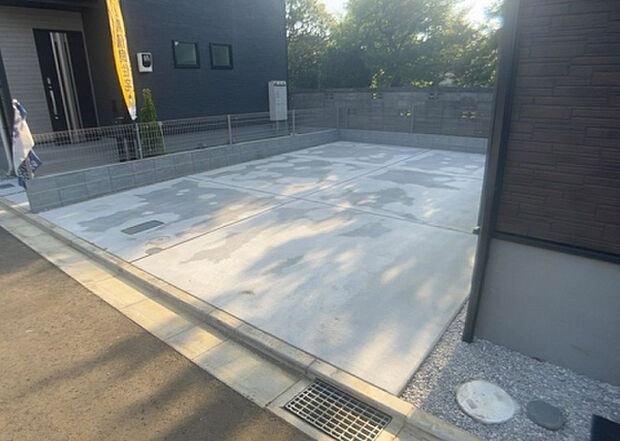 【駐車場】駐車場と明記されていても、最小スペースでつくられた駐車場だと大型車は駐車できなかったり、出入りしにくくなったりする可能性があります。お車のサイズと購入したい物件の駐車場のサイズを現地で確認しましょう。