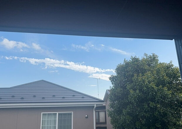 【物件からの展望】眺望を気にして物件を探す場合、前面に建物が建っていないか現地で確認しましょう!前面に建物があると景色はもちろん、日当たりや風通しにも影響が出てきます。住んだ時のことを想像しながら現地見学をしましょう。