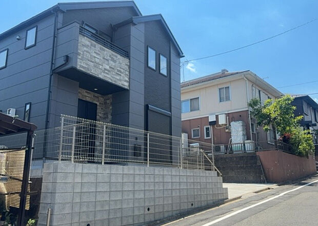 【前面道路含む現地写真_2】お持ちの車種によっては前面道路が広い方が便利でしょう。しかし、前面道路が広ければその分交通量が多くなるため、騒音などが気になる場合があります。実際に現地を見学し、周辺交通量や騒音などを確認しましょう!