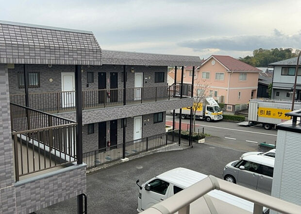 【物件からの展望】眺望を気にして物件を探す場合、前面に建物が建っていないか現地で確認しましょう！前面に建物があると景色はもちろん、日当たりや風通しにも影響が出てきます。住んだ時のことを想像しながら現地見学をしましょう。