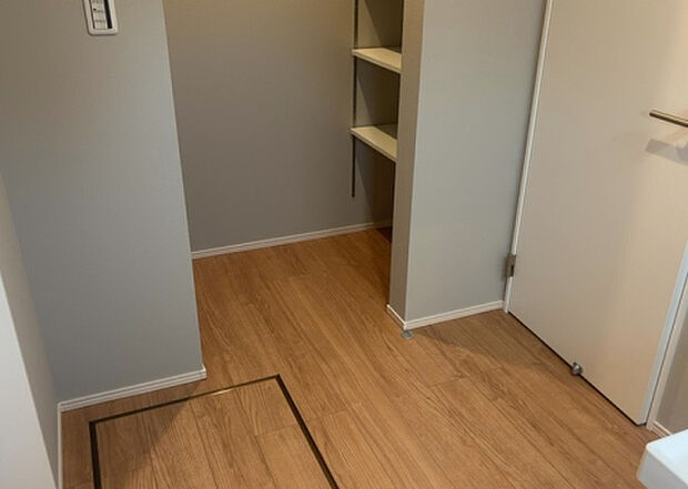 【脱衣場】多くの戸建て住宅で見かける洗面脱衣所は、洗面台と洗濯機が2畳ほどのスペースに並べられていて、洗面所が脱衣所を兼ね備えている間取りが一般的です。お客様が利用することもある、パブリックな空間でもあります。
