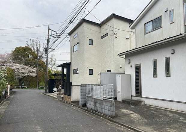 【物件からの展望_2】眺望を気にして物件を探す場合、前面に建物が建っていないか現地で確認しましょう！前面に建物があると景色はもちろん、日当たりや風通しにも影響が出てきます。住んだ時のことを想像しながら現地見学をしましょう。