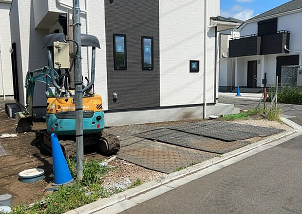 【駐車場_2】駐車場と明記されていても、最小スペースでつくられた駐車場だと大型車は駐車できなかったり、出入りしにくくなったりする可能性があります。お車のサイズと購入したい物件の駐車場のサイズを現地で確認しましょう。