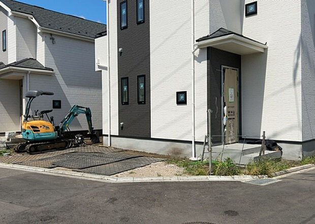 【前面道路含む現地写真_2】前面道路の幅員や歩道の有無、近隣の建物との距離感などは、実際の生活の利便性や安全性に大きく影響します。複数のアングルから前面道路の状況を確認することで、より具体的に生活イメージを描けます。
