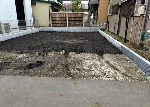 【駐車場_2】駐車場と明記されていても、最小スペースでつくられた駐車場だと大型車は駐車できなかったり、出入りしにくくなったりする可能性があります。お車のサイズと購入したい物件の駐車場のサイズを現地で確認しましょう。