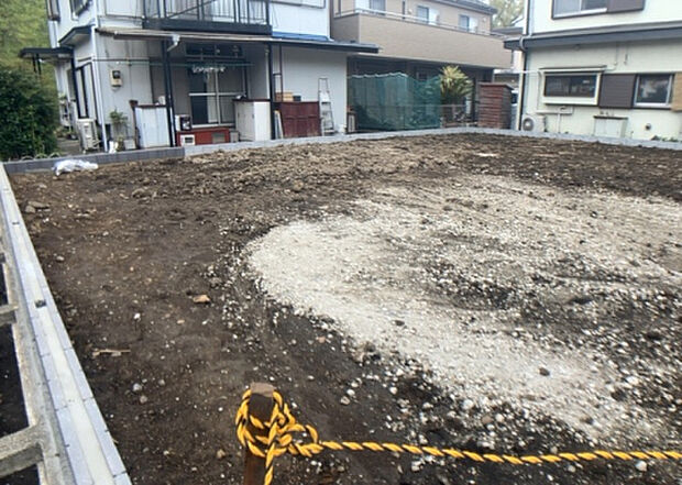 【玄関_2】玄関は、狭すぎると複数人で使いにくく、広すぎても無駄な空間になりがちです。最低2畳を目安にして、家の広さとの兼ね合いや家族の人数を考慮して決めるとよいでしょう。現地を見学して快適な玄関を選びましょう!