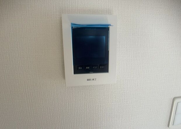 【TVモニター付きインターホン】TVモニター付きインターホンは、来訪者の顔を確認できるだけでなく、音声でやり取りすることもできるため、セキュリティ面で安心できる設備です。モニター画面が大きく見やすいもの、夜間でも来訪者をしっかりと確認できるものなど、機能性を重視したいところです。