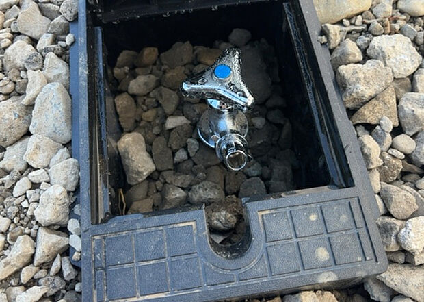 【その他設備】敷地内には、散水栓や立水栓があります。水道水を直接利用できるため、水を運ぶ手間を省くことが出来ます。大量の水を必要とする洗車作業や清掃などに役立ちます。その他設備とあわせて、現地でご確認ください。