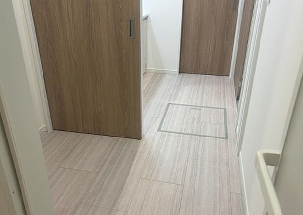 【脱衣場】多くの戸建て住宅で見かける洗面脱衣所は、洗面台と洗濯機が2畳ほどのスペースに並べられていて、洗面所が脱衣所を兼ね備えている間取りが一般的です。お客様が利用することもある、パブリックな空間でもあります。