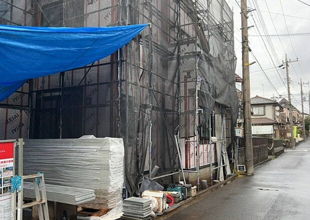 【外観_3】現地に行くなら、物件の周囲の地形がどうなっているかを見ることも大切です。周辺より低くなっている土地では、大雨などで水が集まりやすいため、地盤が弱くなっているということも考えられるため、注意が必要です。