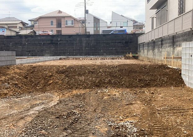 【外観_3】現地に行くなら、物件の周囲の地形がどうなっているかを見ることも大切です。周辺より低くなっている土地では、大雨などで水が集まりやすいため、地盤が弱くなっているということも考えられるため、注意が必要です。