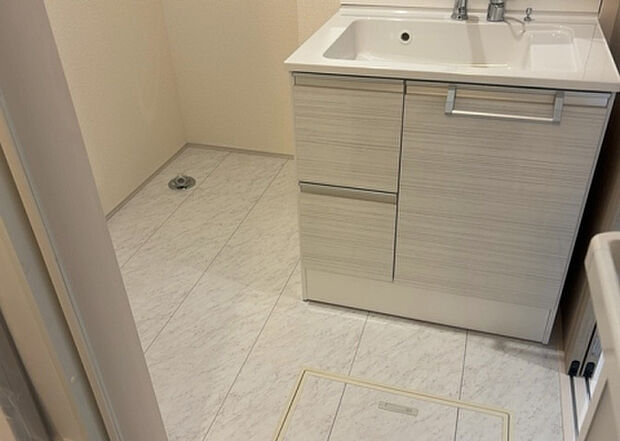 【脱衣場】多くの戸建て住宅で見かける洗面脱衣所は、洗面台と洗濯機が2畳ほどのスペースに並べられていて、洗面所が脱衣所を兼ね備えている間取りが一般的です。お客様が利用することもある、パブリックな空間でもあります。