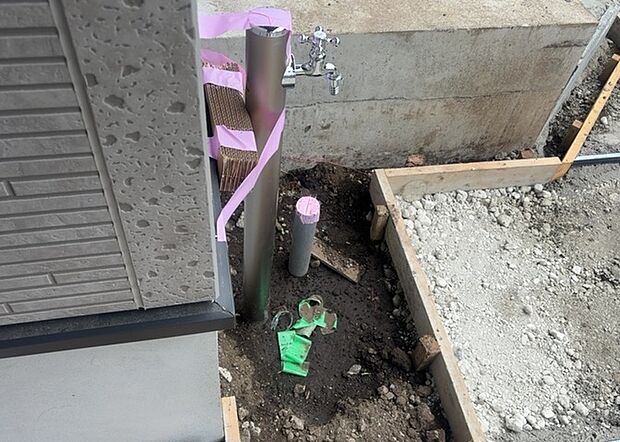 【外水栓】外水栓は、庭の水やりや洗車など、様々な用途に使える便利な設備です。ホースがしっかりと接続できるもの、水圧が安定しているものなど、使い勝手の良いものを選びましょう。また、凍結防止機能が付いているものなら、冬場でも安心して使用できます。