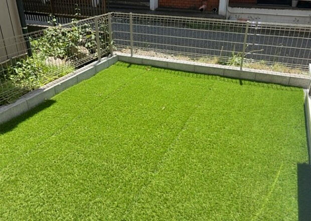 【庭】庭があることでガーデニングや家庭菜園はもちろん、こどもの遊び場やペットを放して遊ぶことができます。また、家の周囲に余裕があるということです。隣地との間があれば、十分な日当たりと、風通しが確保できます。