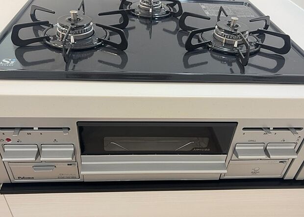 【キッチンコンロ】キッチンコンロは、料理の質を大きく左右する重要な設備です。火力調整のしやすさ、グリル機能の有無、安全装置の充実度など、選ぶポイントがたくさんあります。特に、IHクッキングヒーターは、お手入れのしやすさや安全性が高く、近年人気が高まっています。