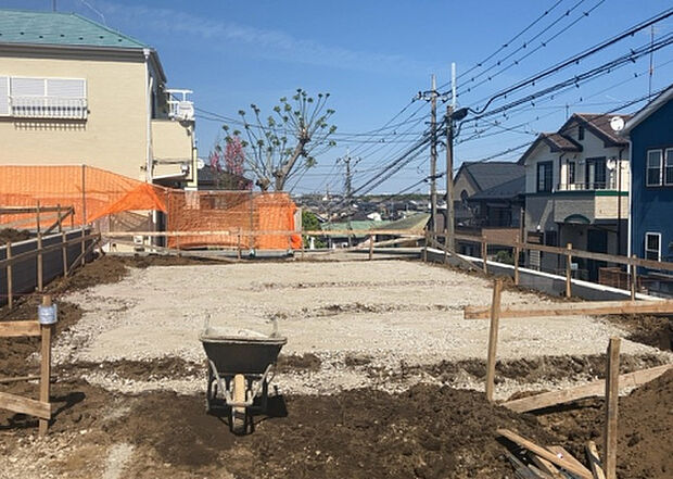 【外観_3】現地に行くなら、物件の周囲の地形がどうなっているかを見ることも大切です。周辺より低くなっている土地では、大雨などで水が集まりやすいため、地盤が弱くなっているということも考えられるため、注意が必要です。