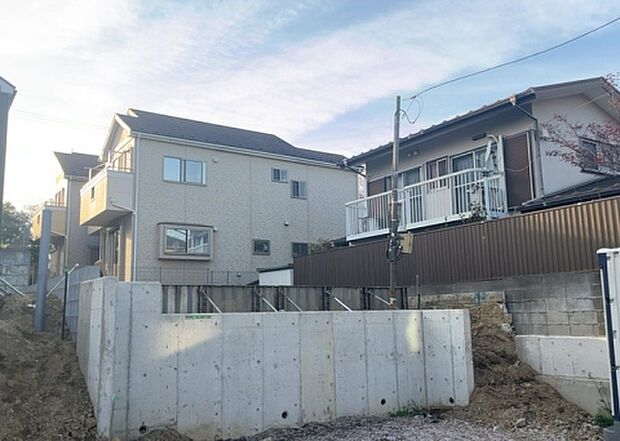 【外観_2】外観は建物の第一印象を決める重要な要素です。複数の方向から見ることで、建物の存在感や周辺との調和、デザインの良さなどがより明確に分かります。お気に入りの建物を見つけてみてください。