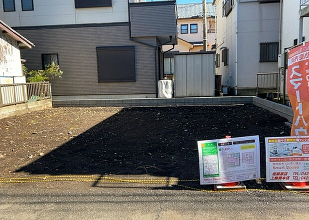 【外観_3】現地に行くなら、物件の周囲の地形がどうなっているかを見ることも大切です。周辺より低くなっている土地では、大雨などで水が集まりやすいため、地盤が弱くなっているということも考えられるため、注意が必要です。