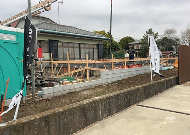 【玄関】玄関は家の顔でもあり、家族以外の目にも止まる場所です。玄関は外との間を仕切る扉、靴などをしまっておく収納スペース、靴脱ぎのたたきスペース、来客とのやり取りをするドアホンなど複数のアイテムからなります。