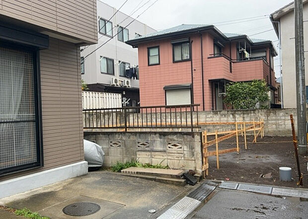 【前面道路含む現地写真_2】前面道路の幅員や歩道の有無、近隣の建物との距離感などは、実際の生活の利便性や安全性に大きく影響します。複数のアングルから前面道路の状況を確認することで、より具体的に生活イメージを描けます。