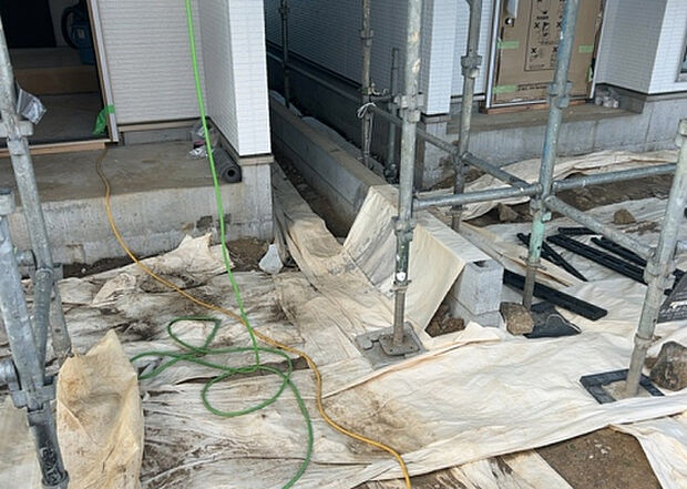 【庭_2】庭のある家に住むことのメリットとして、子どもたちの遊び場を確保できること、ガーデニングや家庭菜園を楽しめること、明るさを確保できることがあります。また、配置を工夫することでプライバシーが確保できます。
