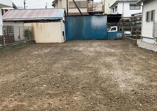 【外観_3】現地に行くなら、物件の周囲の地形がどうなっているかを見ることも大切です。周辺より低くなっている土地では、大雨などで水が集まりやすいため、地盤が弱くなっているということも考えられるため、注意が必要です。