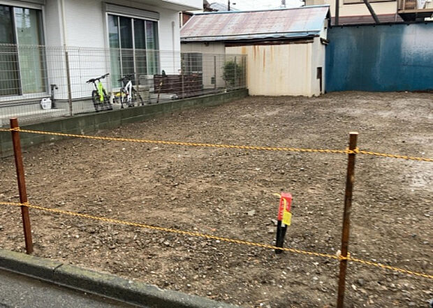 【構造・工法・仕様_2】ベタ基礎とは、柱の位置に関係なく全体に基礎がある事を指し、面積が大きい分建物の重さを全体に分散できます。また、地面からの湿気や害虫を遮断でき、木造住宅で心配されるシロアリ被害を防ぐ効果も期待できます。