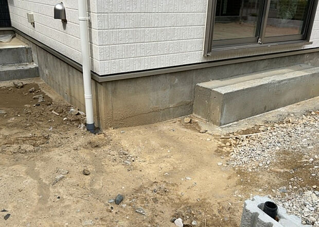 【構造・工法・仕様_2】ベタ基礎とは、柱の位置に関係なく全体に基礎がある事を指し、面積が大きい分建物の重さを全体に分散できます。また、地面からの湿気や害虫を遮断でき、木造住宅で心配されるシロアリ被害を防ぐ効果も期待できます。
