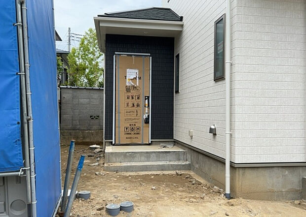 【玄関】玄関は家の顔でもあり、家族以外の目にも止まる場所です。玄関は外との間を仕切る扉、靴などをしまっておく収納スペース、靴脱ぎのたたきスペース、来客とのやり取りをするドアホンなど複数のアイテムからなります。