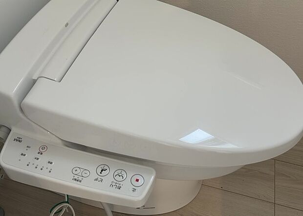 【ウォシュレット(リモコン)】ウォシュレットは、衛生面だけでなく、快適性も向上させる便利な設備です。洗浄機能の種類や水温調節機能など、様々な機能が付いたものが多くあります。リモコンも、操作が簡単で、使いやすいものを選びましょう。