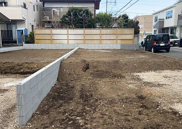 【玄関_2】玄関は、狭すぎると複数人で使いにくく、広すぎても無駄な空間になりがちです。最低2畳を目安にして、家の広さとの兼ね合いや家族の人数を考慮して決めるとよいでしょう。現地を見学して快適な玄関を選びましょう!