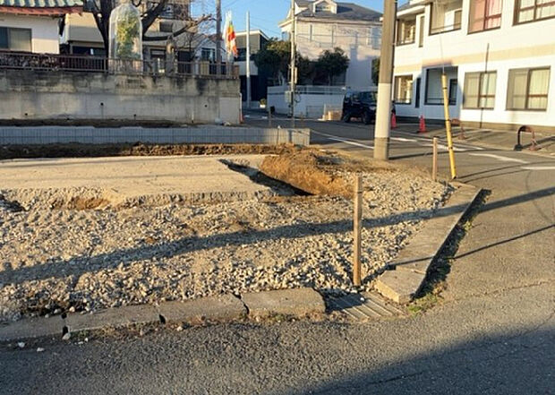 【外観_3】現地に行くなら、物件の周囲の地形がどうなっているかを見ることも大切です。周辺より低くなっている土地では、大雨などで水が集まりやすいため、地盤が弱くなっているということも考えられるため、注意が必要です。