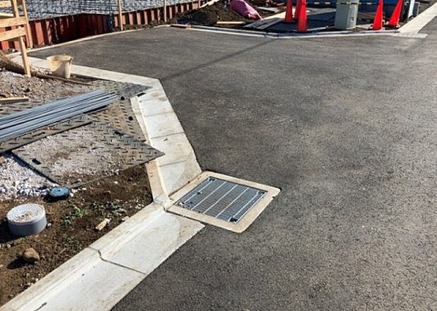 【前面道路含む現地写真_2】前面道路の幅員や歩道の有無、近隣の建物との距離感などは、実際の生活の利便性や安全性に大きく影響します。複数のアングルから前面道路の状況を確認することで、より具体的に生活イメージを描けます。