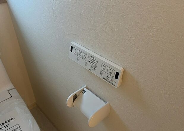 【ウォシュレット(リモコン)】ウォシュレットは、衛生面だけでなく、快適性も向上させる便利な設備です。洗浄機能の種類や水温調節機能など、様々な機能が付いたものが多くあります。リモコンも、操作が簡単で、使いやすいものを選びましょう。