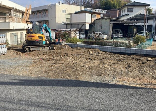 【前面道路含む現地写真_2】前面道路の幅員や歩道の有無、近隣の建物との距離感などは、実際の生活の利便性や安全性に大きく影響します。複数のアングルから前面道路の状況を確認することで、より具体的に生活イメージを描けます。