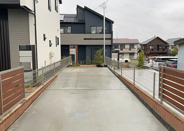 【駐車場】駐車場と明記されていても、最小スペースでつくられた駐車場だと大型車は駐車できなかったり、出入りしにくくなったりする可能性があります。お車のサイズと購入したい物件の駐車場のサイズを現地で確認しましょう。