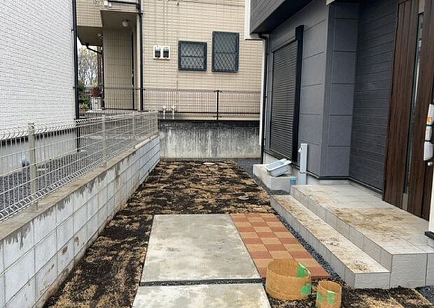 【庭】庭があることでガーデニングや家庭菜園はもちろん、こどもの遊び場やペットを放して遊ぶことができます。また、家の周囲に余裕があるということです。隣地との間があれば、十分な日当たりと、風通しが確保できます。
