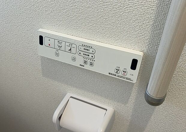 【ウォシュレット(リモコン)】ウォシュレットは、衛生面だけでなく、快適性も向上させる便利な設備です。洗浄機能の種類や水温調節機能など、様々な機能が付いたものが多くあります。リモコンも、操作が簡単で、使いやすいものを選びましょう。
