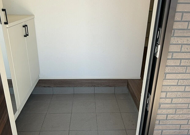 【内装】建物の上下階の通路である階段は、その位置によって動線や室内の印象が大きく左右されます。手摺にも重要な役割があり、転倒の防止・歩行や動作を円滑にして日常生活を支えることを主な目的として設置されています。