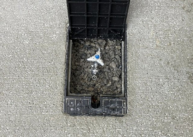 【その他設備】敷地内には、散水栓や立水栓があります。水道水を直接利用できるため、水を運ぶ手間を省くことが出来ます。大量の水を必要とする洗車作業や清掃などに役立ちます。その他設備とあわせて、現地でご確認ください。