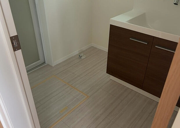 【脱衣場】多くの戸建て住宅で見かける洗面脱衣所は、洗面台と洗濯機が2畳ほどのスペースに並べられていて、洗面所が脱衣所を兼ね備えている間取りが一般的です。お客様が利用することもある、パブリックな空間でもあります。