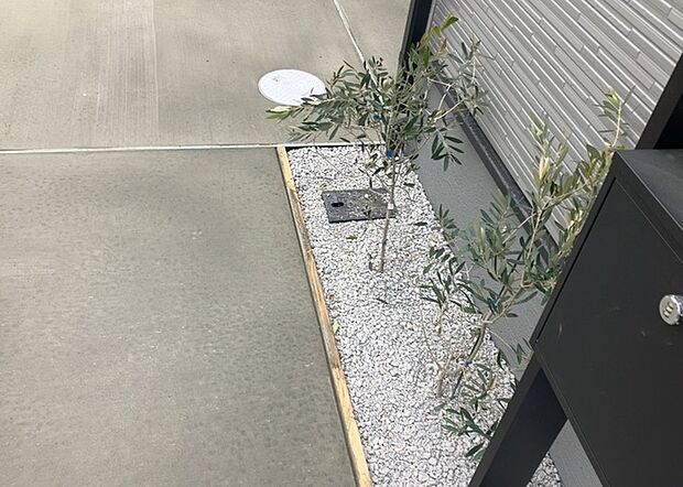 【外水栓】外水栓は、庭の水やりや洗車など、様々な用途に使える便利な設備です。ホースがしっかりと接続できるもの、水圧が安定しているものなど、使い勝手の良いものを選びましょう。また、凍結防止機能が付いているものなら、冬場でも安心して使用できます。