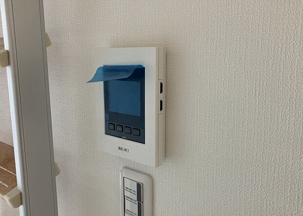 【ＴＶモニター付きインターホン】TVモニター付きインターホンは、来訪者の顔を確認できるだけでなく、音声でやり取りすることもできるため、セキュリティ面で安心できる設備です。モニター画面が大きく見やすいもの、夜間でも来訪者をしっかりと確認できるものなど、機能性を重視したいところです。