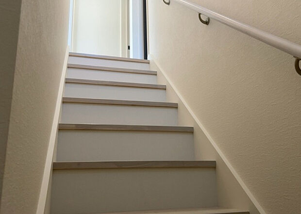 【内装】建物の上下階の通路である階段は、その位置によって動線や室内の印象が大きく左右されます。手摺にも重要な役割があり、転倒の防止・歩行や動作を円滑にして日常生活を支えることを主な目的として設置されています。