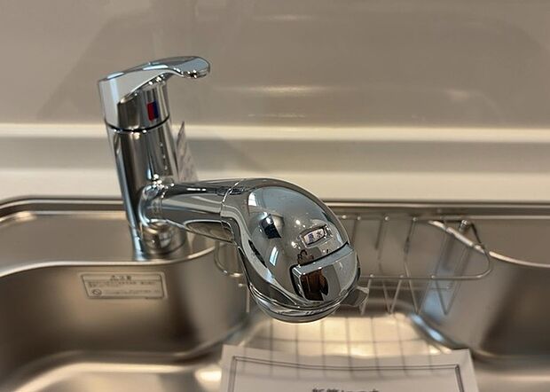 【キッチン水栓】キッチン水栓は、毎日必ず使うものだからこそ、使いやすさが重要です。シャワーヘッドの切り替えがスムーズか、吐水量が調節できるか、水しぶきが飛び散りにくい構造か、浄水機能が付いているかなど、日々の家事を快適にするための機能が数多くあります。また、デザインも多種多様なので、キッチン全体の雰囲気に合わせたものを選ぶことができます。